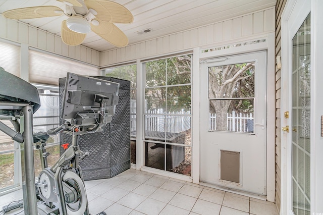 sunroom with ceiling fan