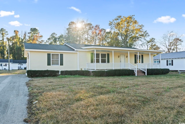 view of front facade featuring a porch and a front yard