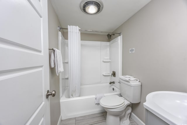 full bathroom featuring toilet, sink, and shower / bath combo