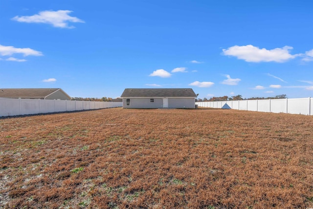 view of yard featuring an outbuilding