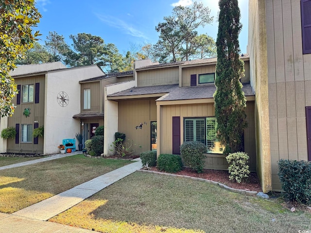 view of front of property with a front yard