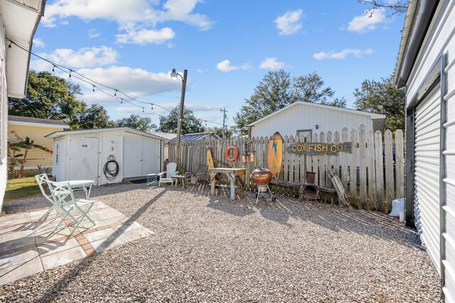 view of yard with a storage shed