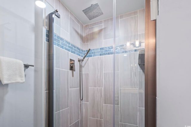 bathroom featuring a tile shower