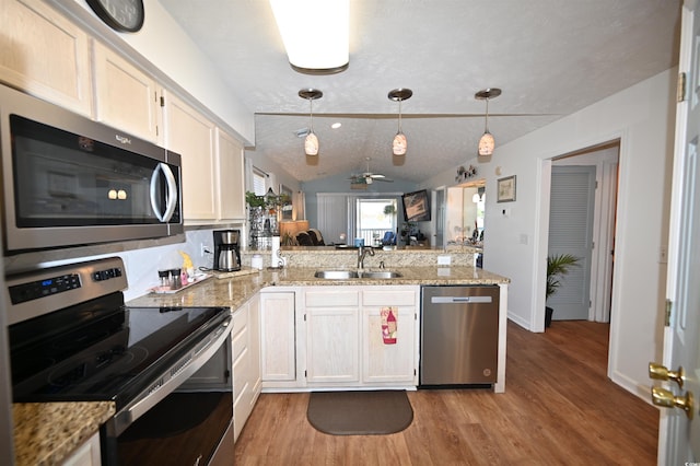 kitchen featuring appliances with stainless steel finishes, kitchen peninsula, and sink