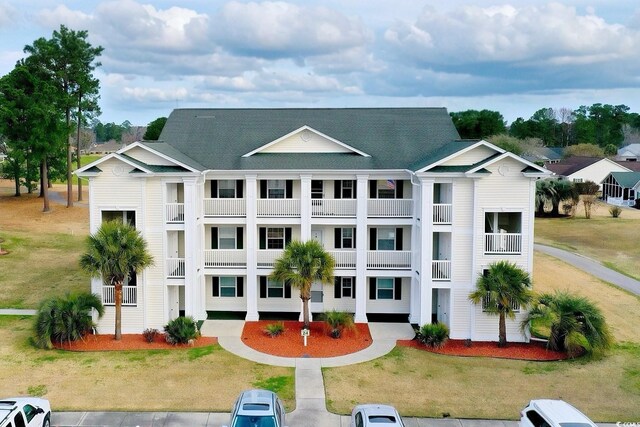 view of front facade with a front lawn