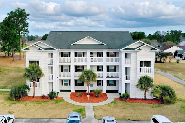 view of front of home with a front lawn