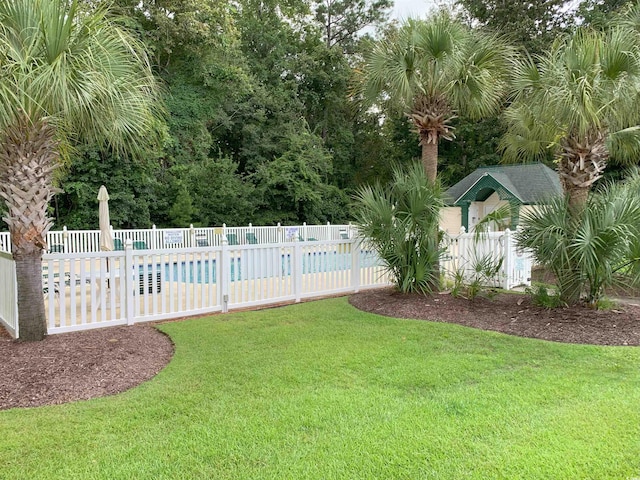 view of yard featuring a fenced in pool