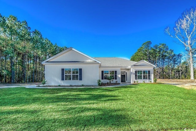 single story home with a front lawn