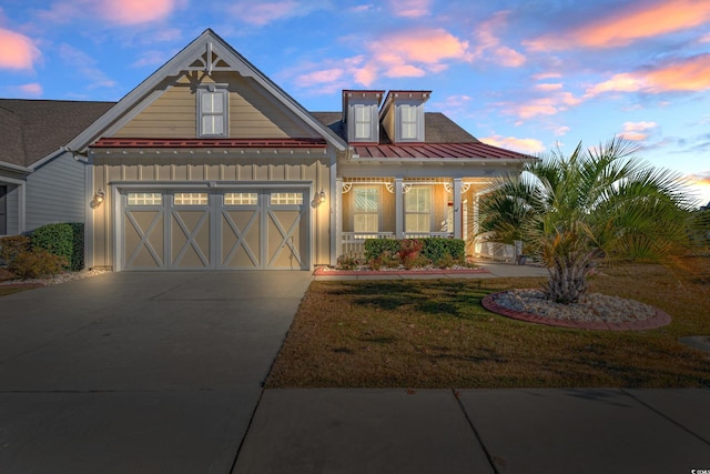 view of front facade featuring a garage and a yard