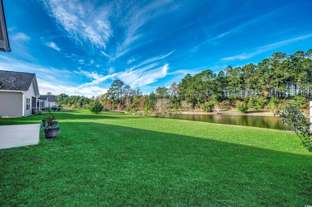 view of yard featuring a water view