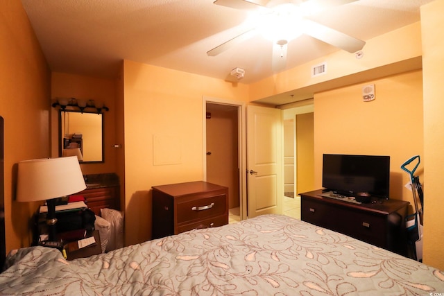 bedroom with ceiling fan