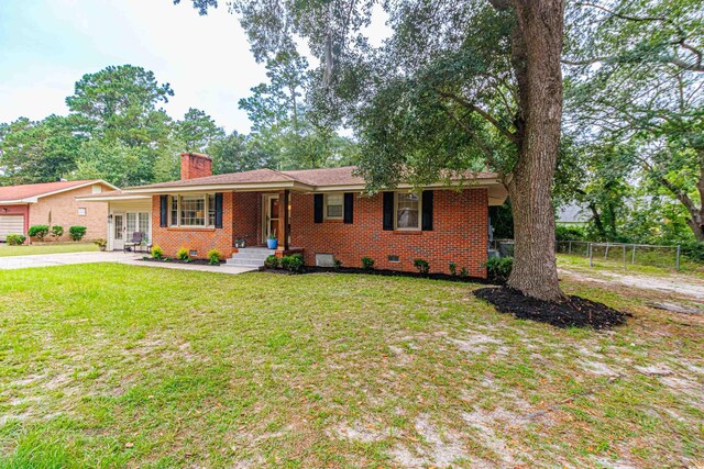 ranch-style house featuring a front yard