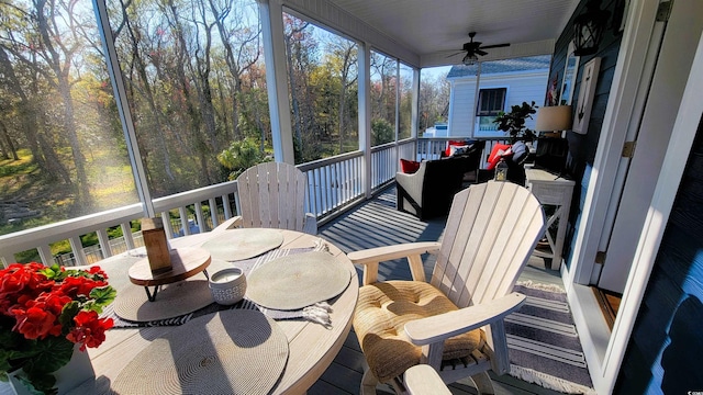 sunroom with ceiling fan