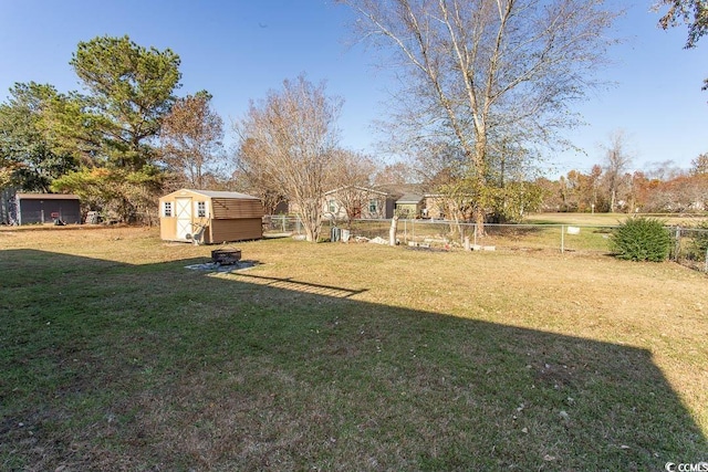 view of yard with a storage unit