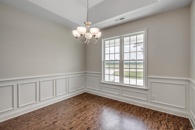 empty room with a notable chandelier and vaulted ceiling