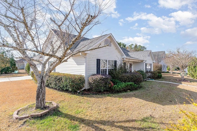 view of front of home featuring a front lawn