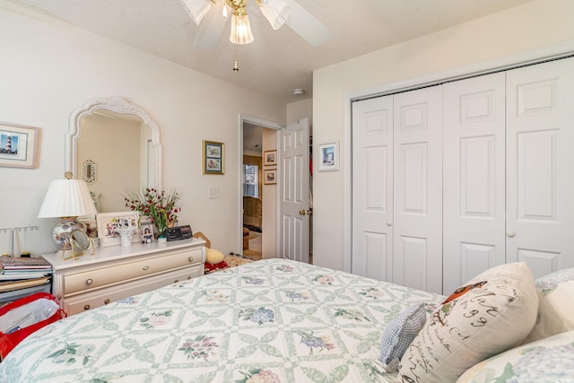 bedroom featuring ceiling fan, a textured ceiling, and a closet