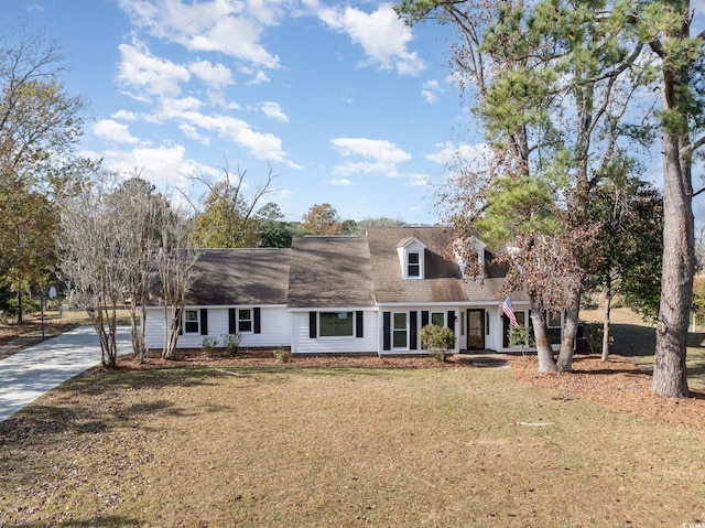 view of front of home featuring a front lawn