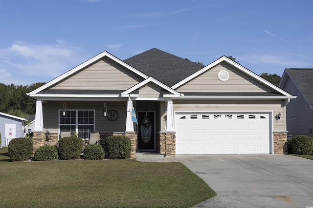 craftsman house featuring a garage and a front lawn