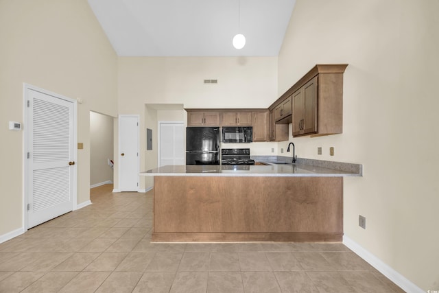 kitchen with kitchen peninsula, sink, high vaulted ceiling, and black appliances