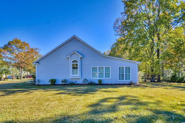 view of front of property with a front yard