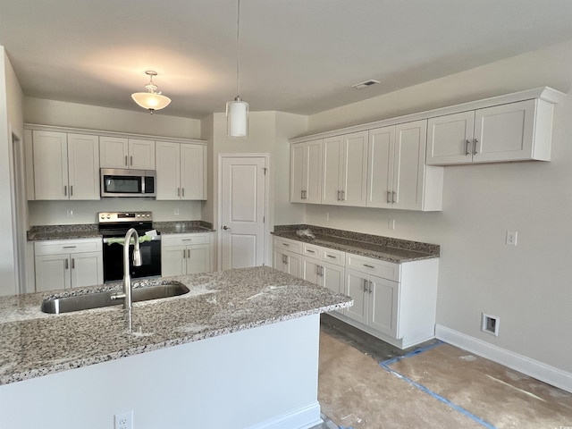 unfurnished room featuring ceiling fan, lofted ceiling, and carpet floors