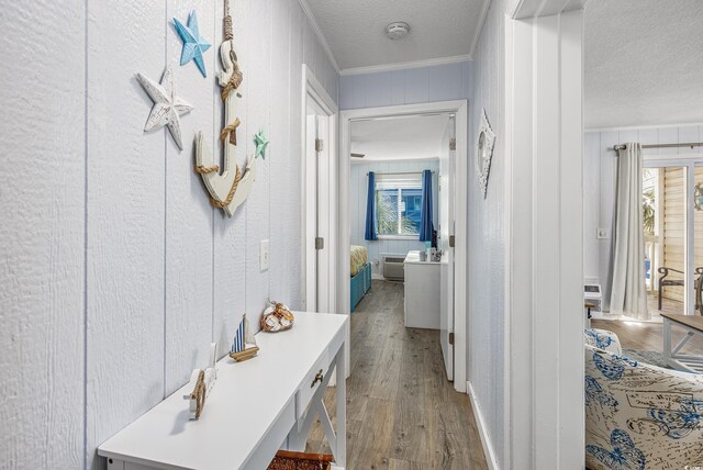 bedroom featuring crown molding, light hardwood / wood-style flooring, a textured ceiling, a closet, and ceiling fan