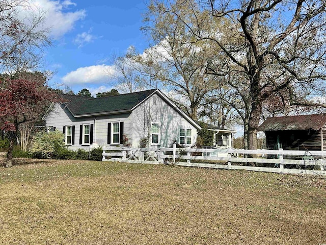 view of front of home featuring a front yard