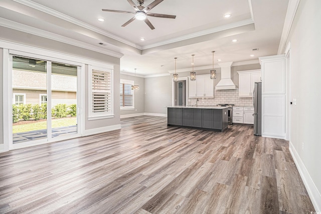 1201 Surf Pointe Dr, North Myrtle Beach, SC 29582 - unfurnished living room with a ceiling fan, wood finished floors, a raised ceiling, baseboards, and recessed lighting