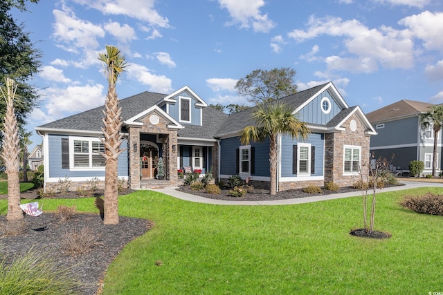 craftsman-style home featuring a front yard