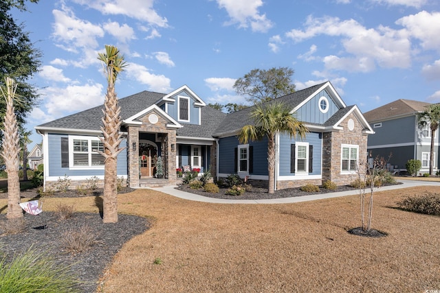 craftsman inspired home featuring a front yard