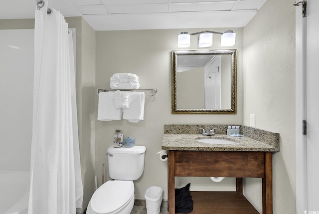 full bath with toilet, a shower with shower curtain, and vanity