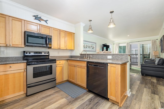 kitchen featuring decorative light fixtures, kitchen peninsula, sink, and stainless steel appliances