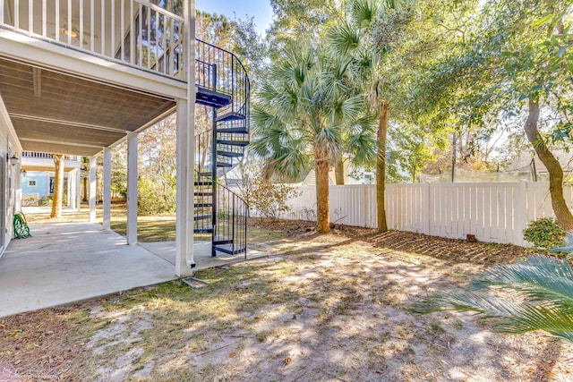 view of yard featuring a patio area