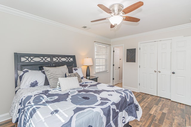 bedroom with dark hardwood / wood-style flooring, a closet, ceiling fan, and ornamental molding