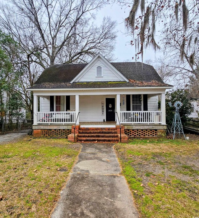 view of front of home featuring a porch and a front lawn