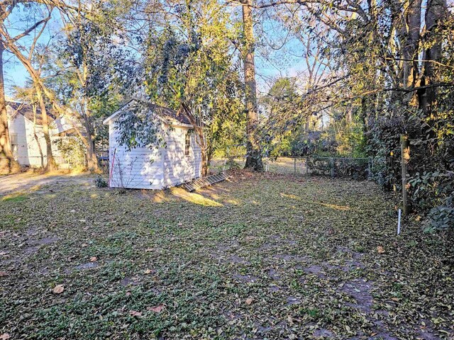 view of yard featuring a storage unit