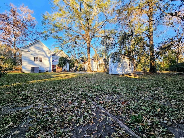 view of yard with a storage shed