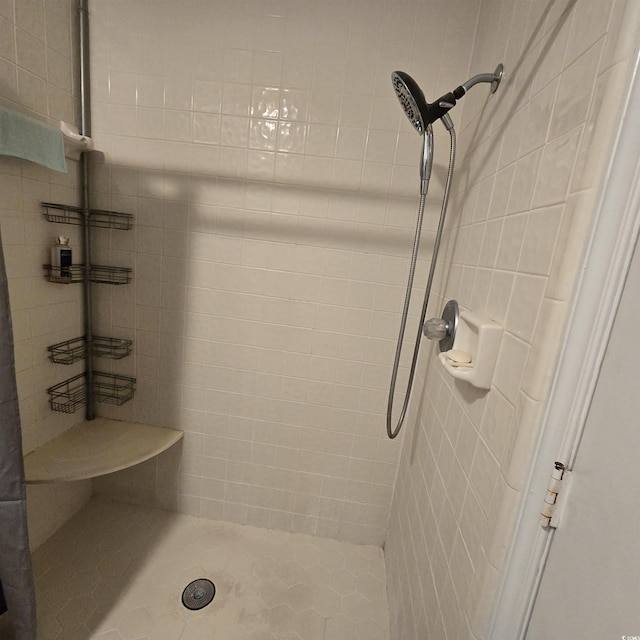 bathroom featuring a tile shower