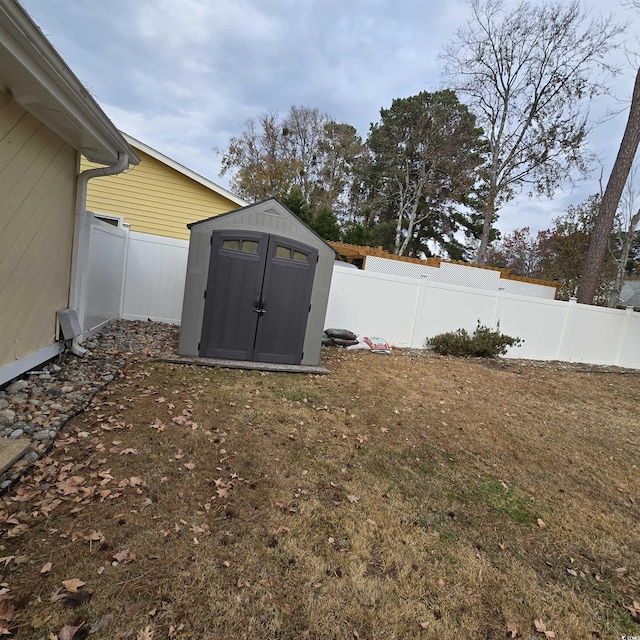 view of yard featuring a storage shed