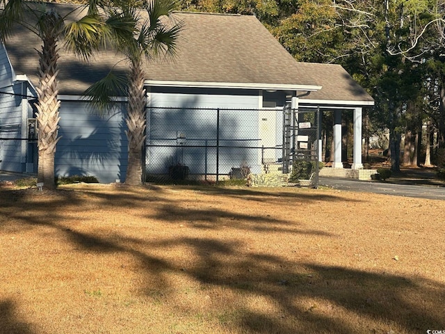 view of front of home featuring a front lawn