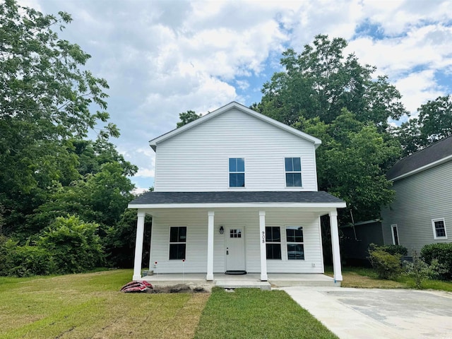 view of front facade featuring a front lawn