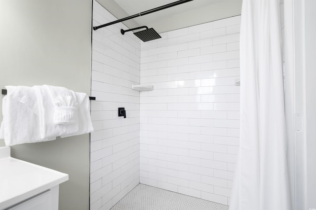 bathroom featuring a shower with shower curtain and vanity