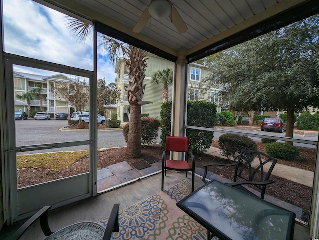 sunroom with ceiling fan