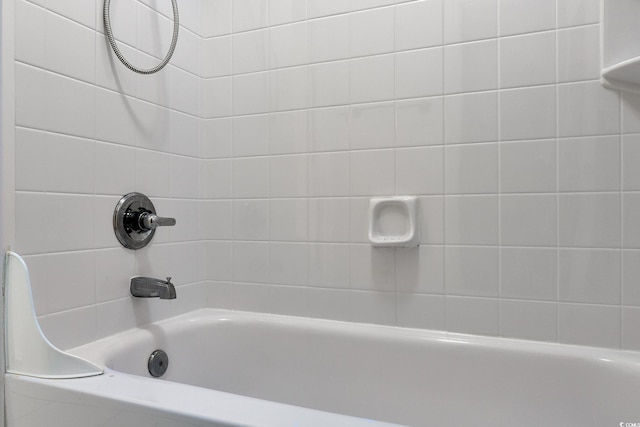 bathroom with tiled shower / bath combo