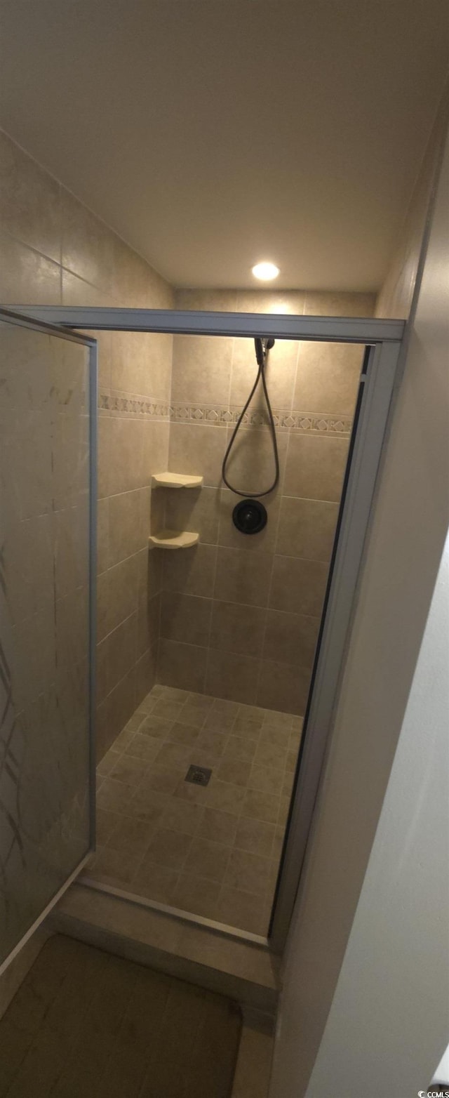 bathroom featuring a tile shower