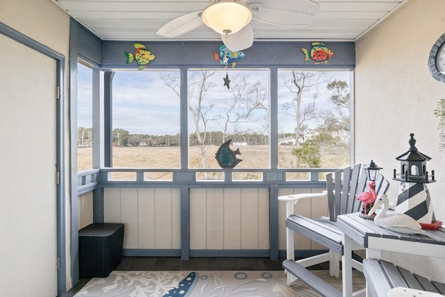 sunroom with ceiling fan