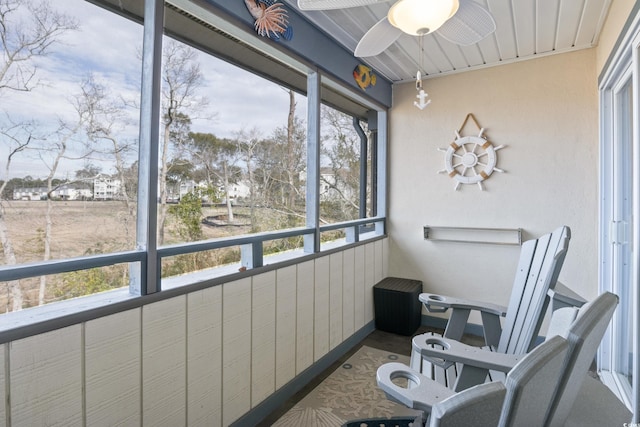 sunroom with ceiling fan