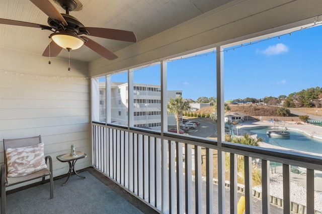 sunroom with ceiling fan