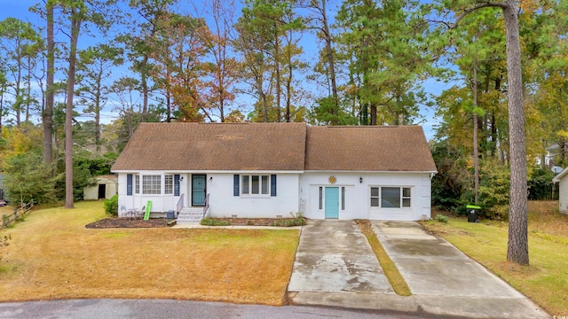 view of front of house with a front lawn